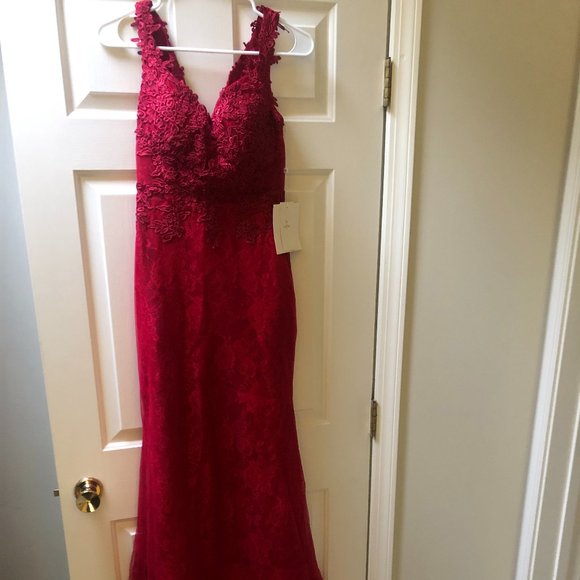 Formal long gown - Picture 1 of 8